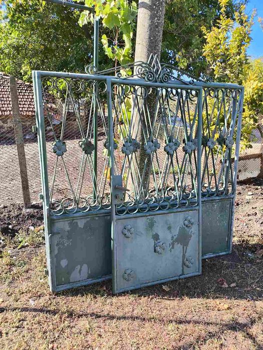 Масивен метален портал с врата