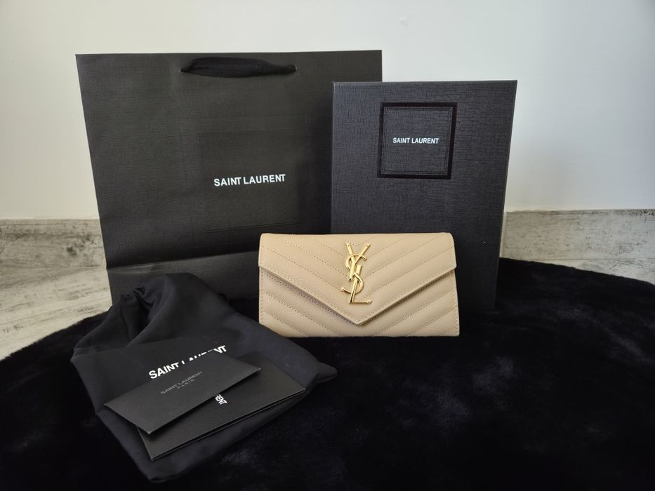 Brosa YSL Tip Logo texturat
