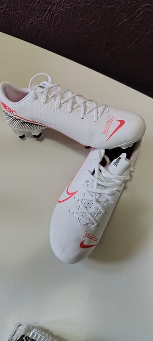 2 perechi de ghete fotbal noi, nepurtate mărimea 40,5