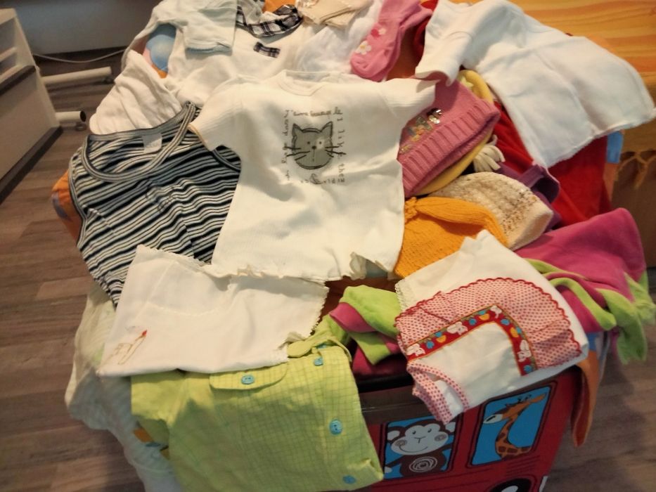 Mama și copilu un,cutie plina cu hăinuțe și lenjerie copii.