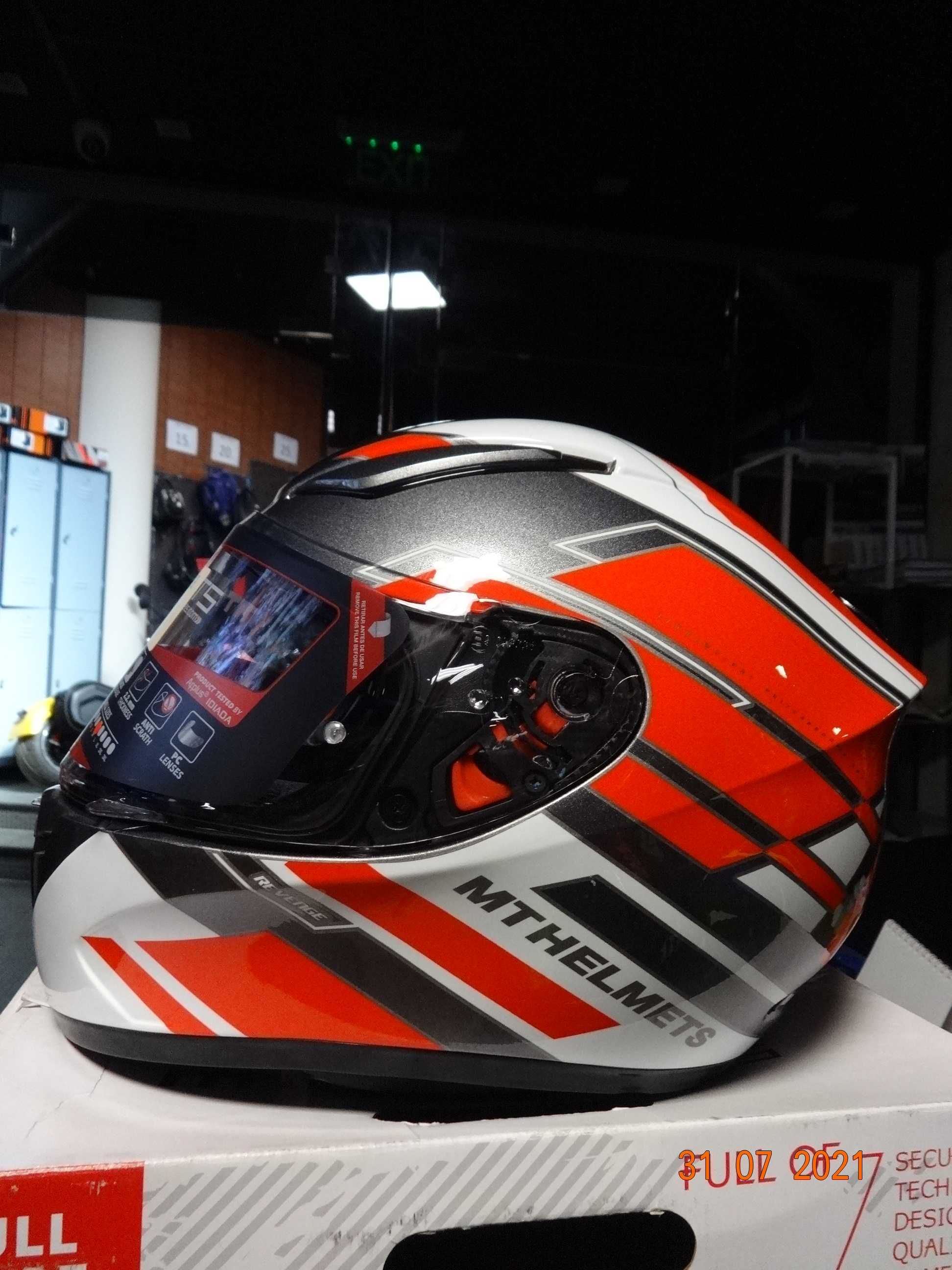 каска MT Helmets каска Revenge Zusa пистова мото каска