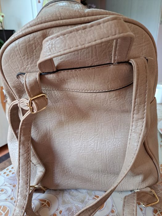 Vând rucsac pe crem