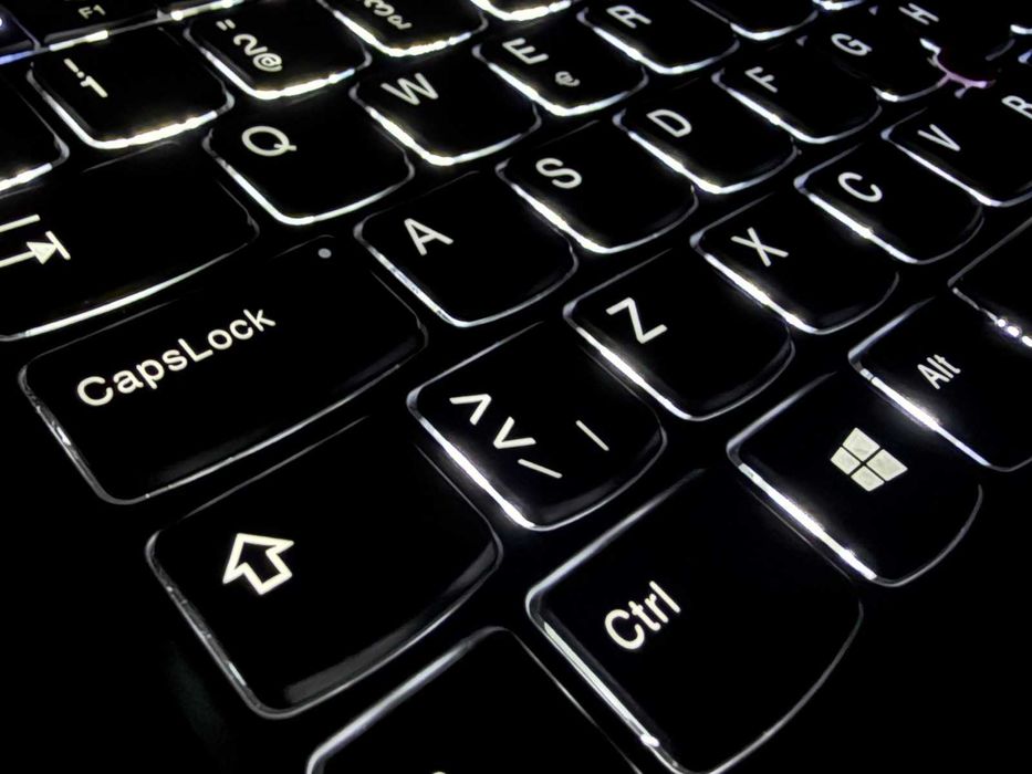 15.6" 4K OLED Touch/i7-9850H/32GB DDR4/512GB SSD/Lenovo X1 Extreme 2