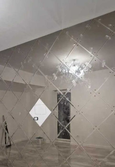 Oglinda Venețiană,  sticlă decorativă, fasetată cu design elegant