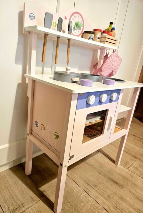 Детска кухня от дърво + много уреди и аксесоари