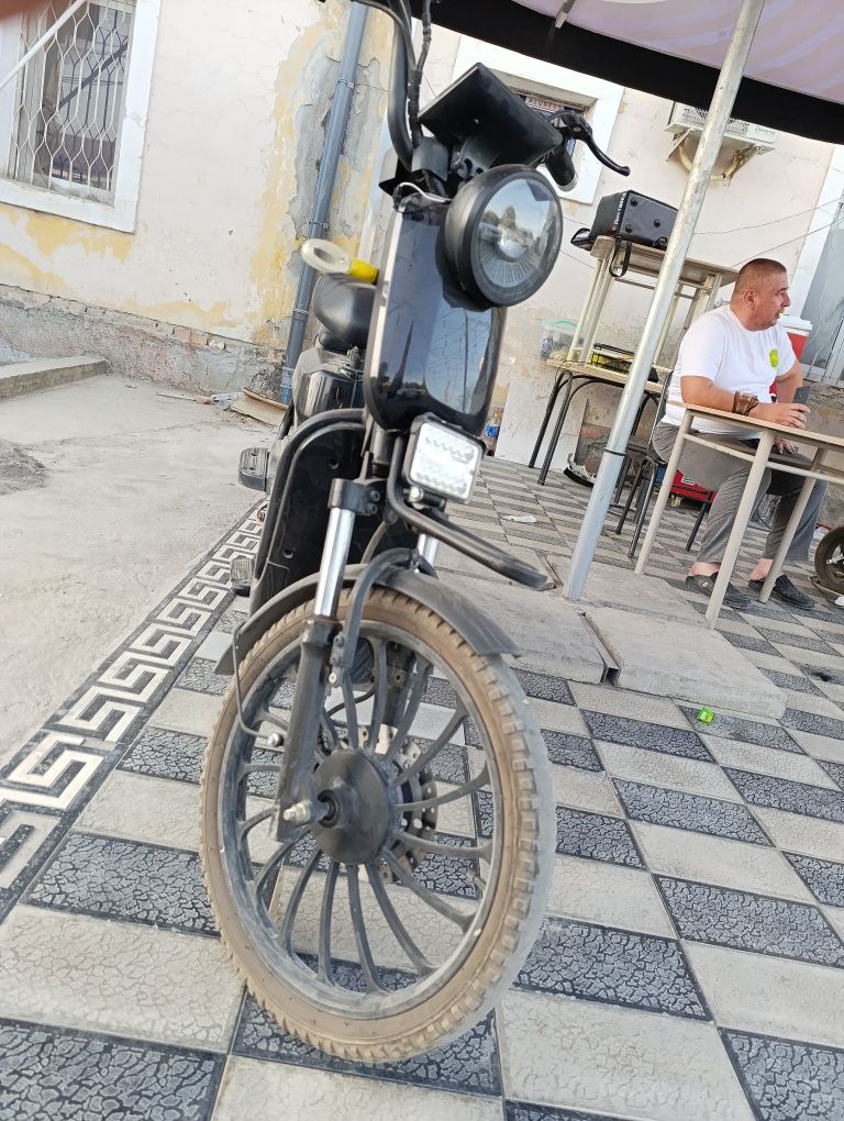 sukuter yangi olgan odam barka topadi