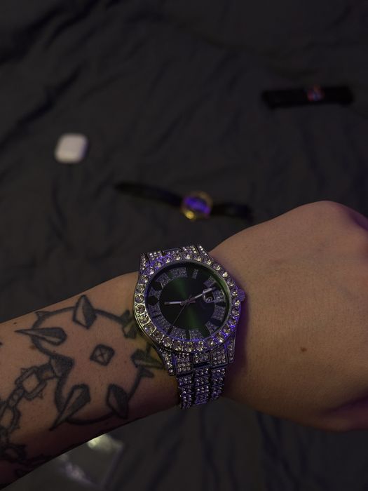 Часы с фианитами