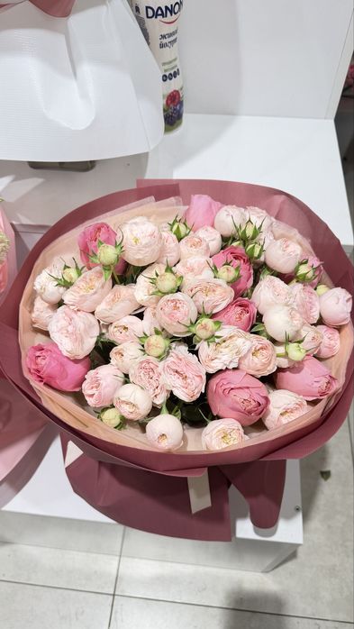 Объемный букет с кустовыми розами