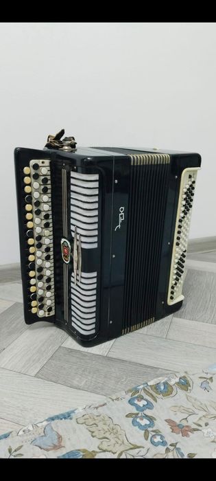 Продам баян Этюд б/у в отличном состоянии.