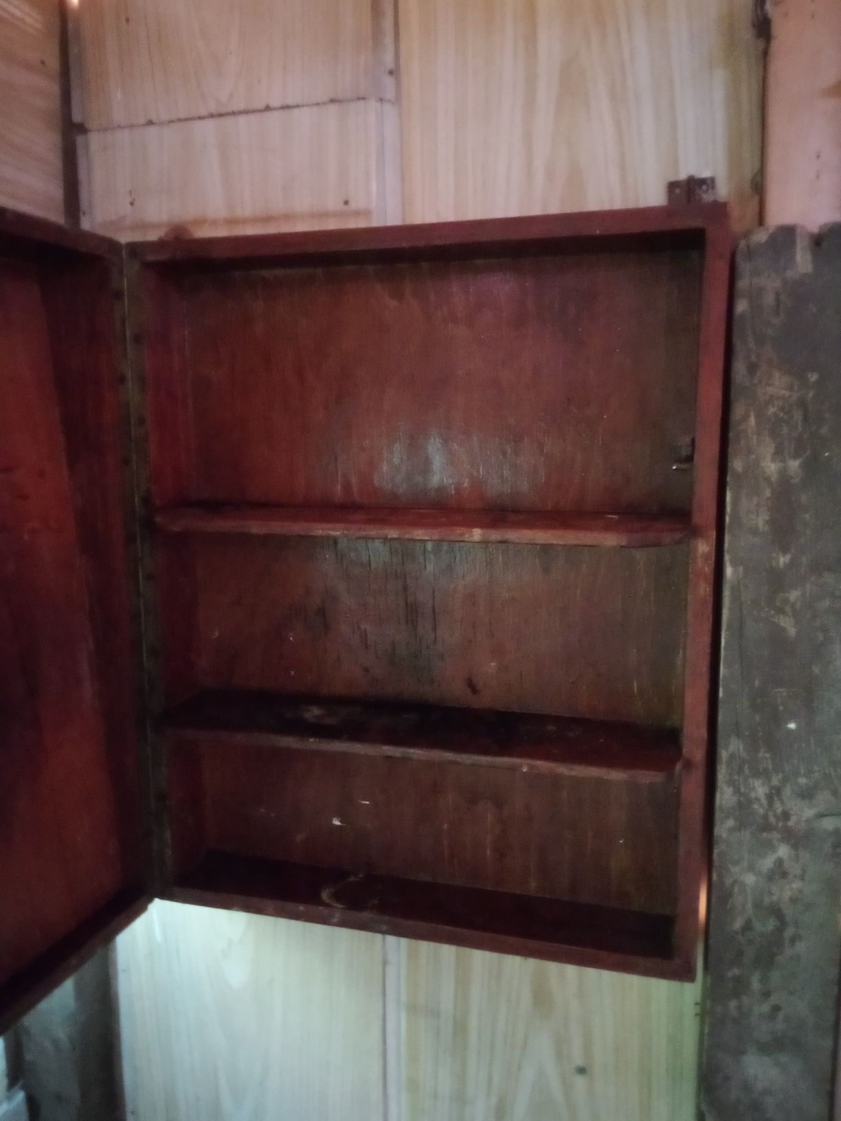 Продавам старинен шкаф запазен