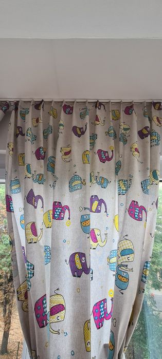 Къси плътни  пердета и дълги завеси с тънко перде