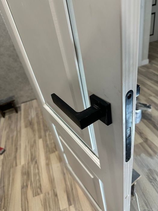 Продам межкомнатную дверь белого