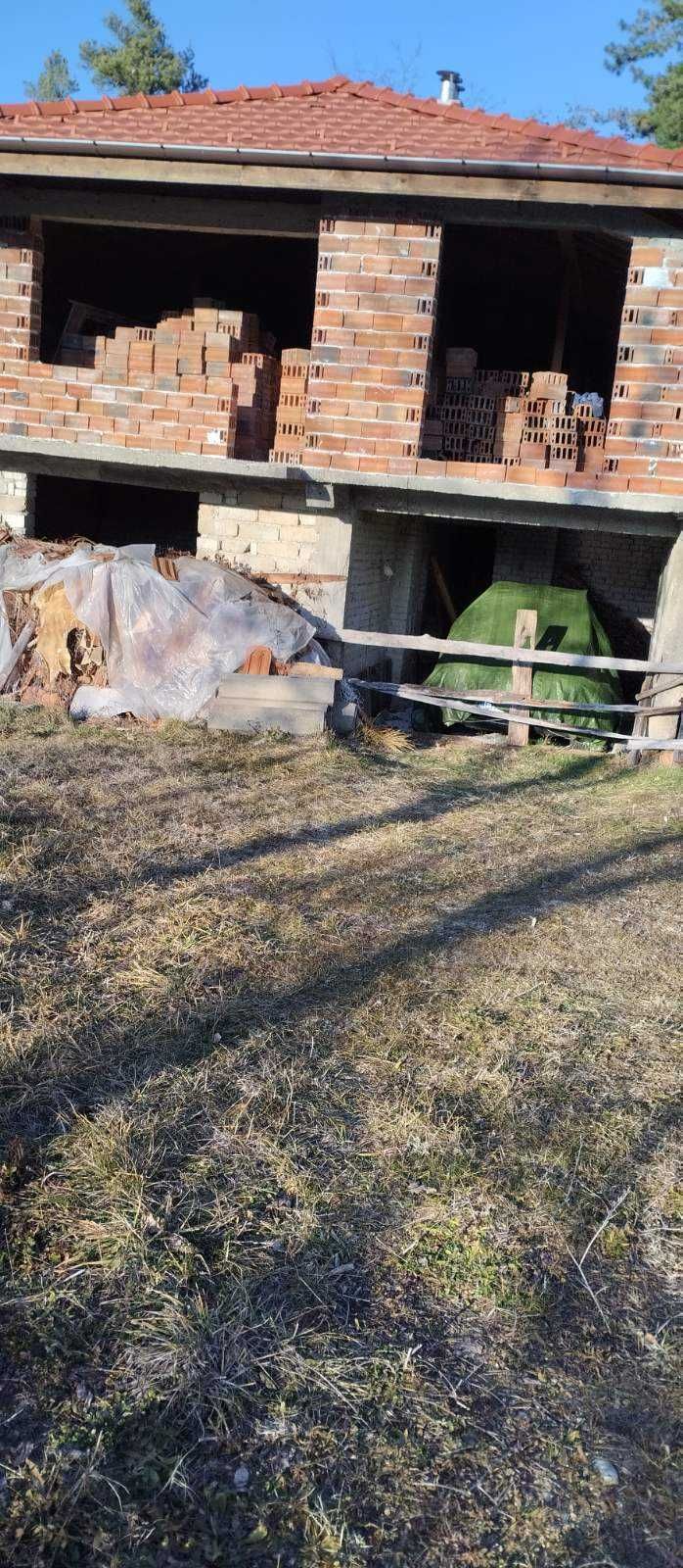 Къща с двор до борова гора