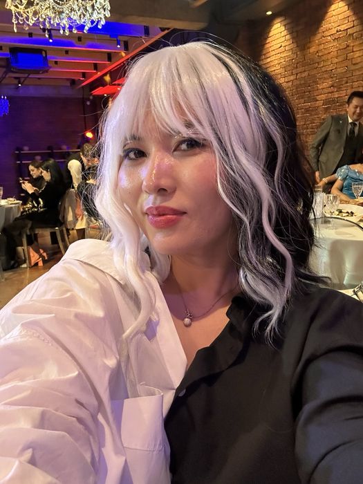 Парик Круэллы черно-белый