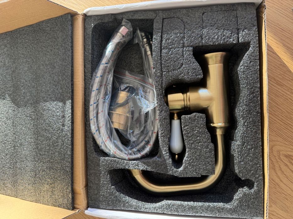 Смесител в цвят “Старо злато”