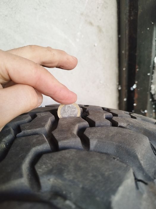 Продавам 2 броя много добри гуми за кал DAKAR