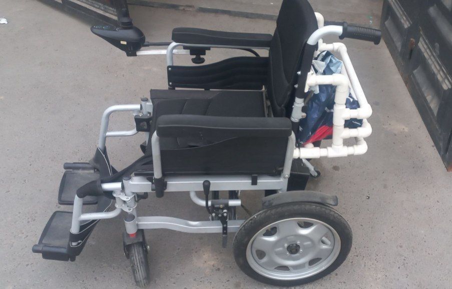 Involidnaya kolyaska matorli zaryadkali