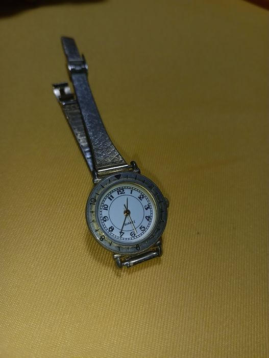 Елегантен Quartz дамски часовник - 20 лв