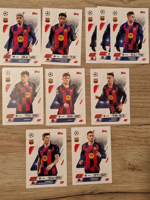 Vând sau schimb cartonașe cu fotbaliști