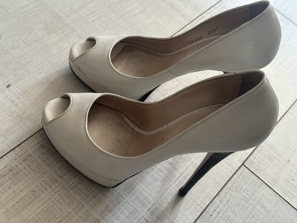 Оригинални бели обувки casadei