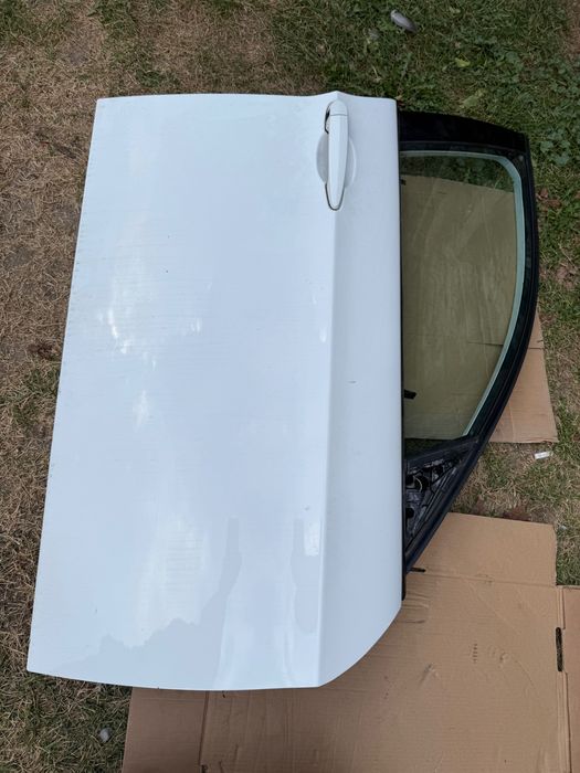 Продавам врати за е90