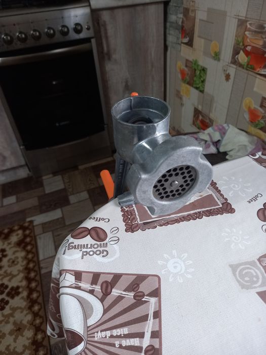 Продам ручную мясорубку