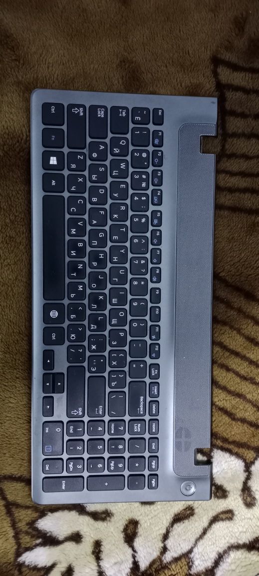 продам клавиатуру на ноутбук samsung NP300E5E,NP355V5C