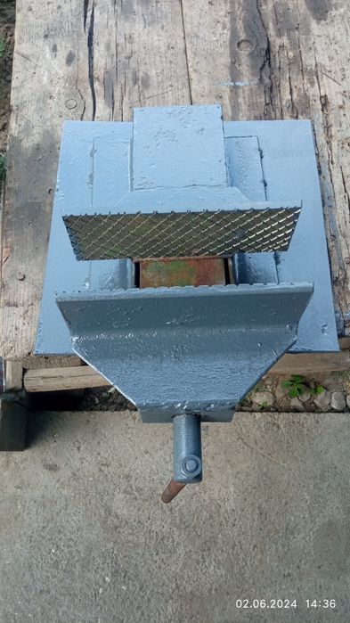 Продам самодельные тиски.