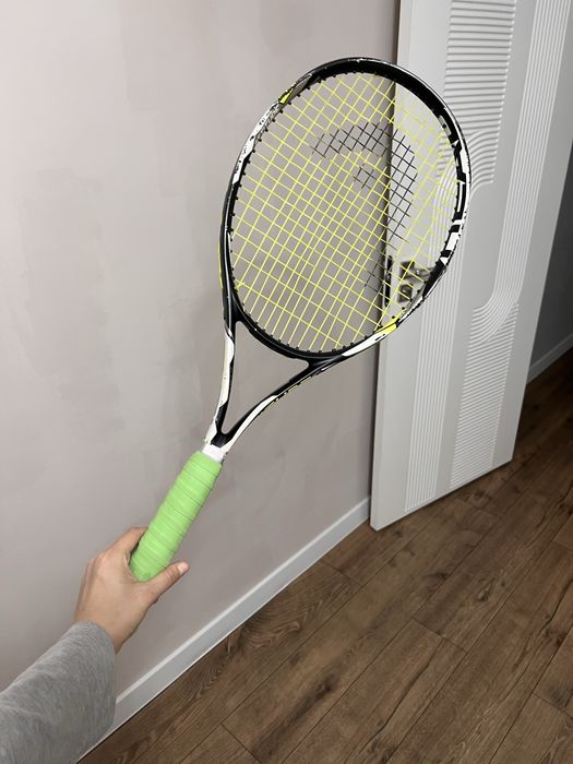 Теннисная ракетка