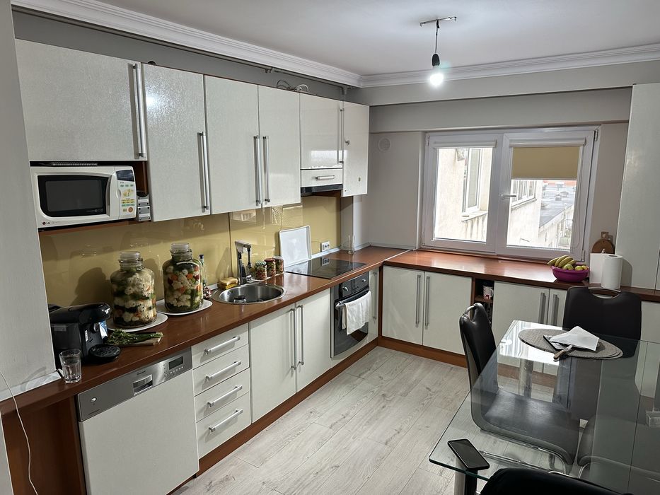 Vand mobila bucatarie cu electrocasnice