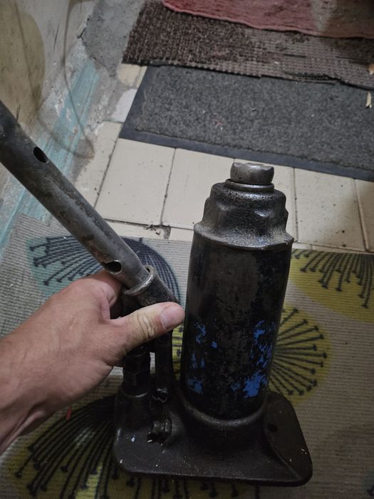 Продам домкрат рабочий