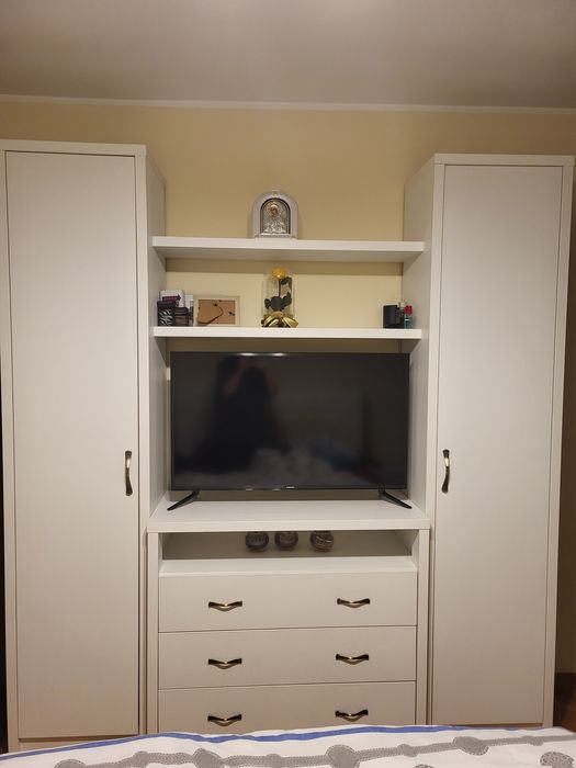 Mobilier dormitor- dulapuri turn+ rafturi+ 2 noptiere