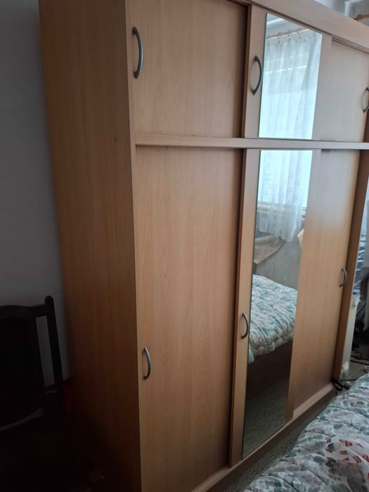 Немски гардероб с плъзгащи врати и огледало