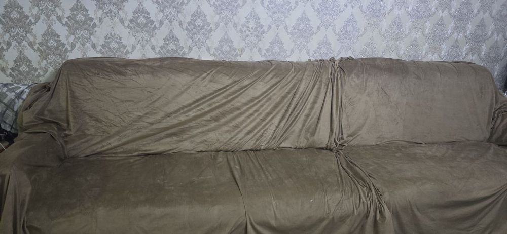 Срочна продаеться,своя гостиный деван хорошим состояние