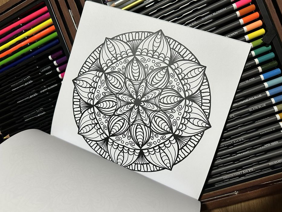 Carte de colorat mandala