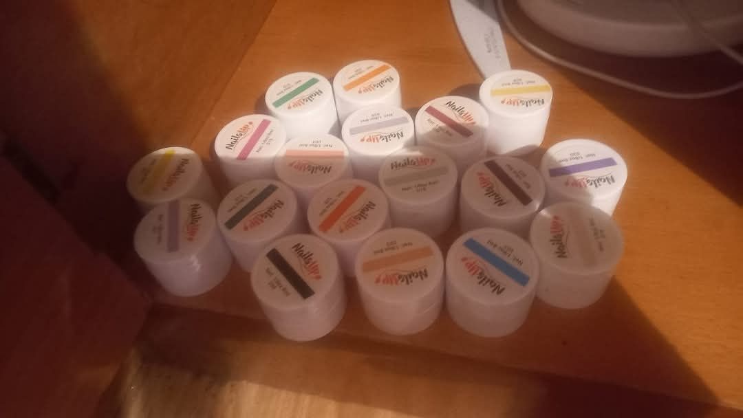 De vânzare diverse produse pt unghii