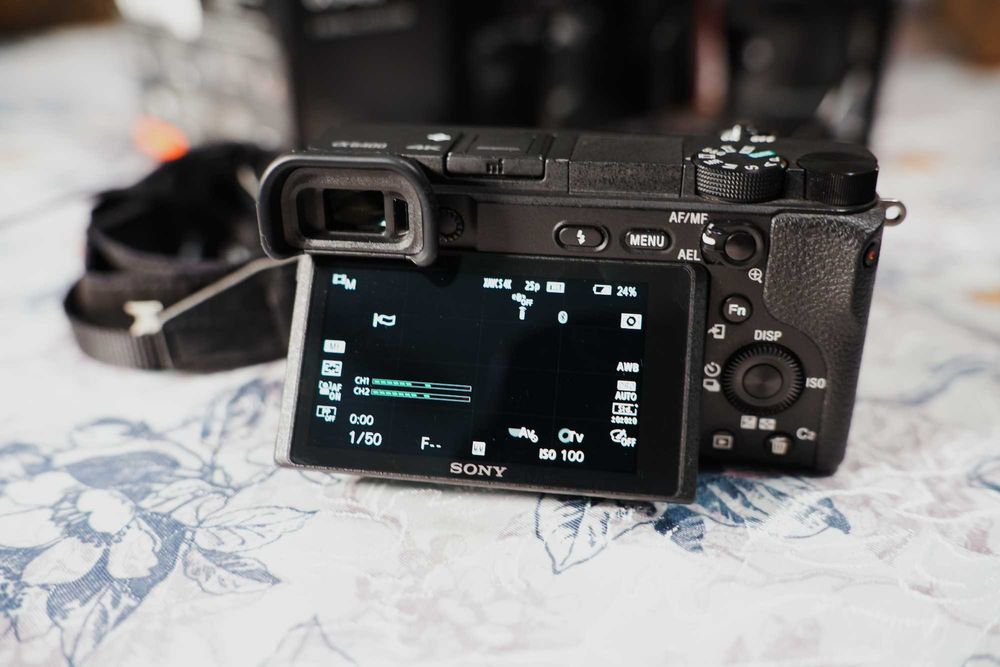 Sony A6400 Kit 18-135mm F/3.5-5.6 (în garanție) + Sigma 16mm F/1.4