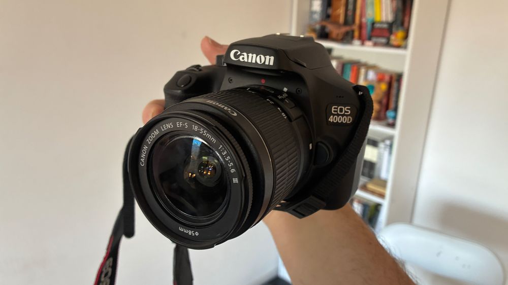 Canon EOS 4000D, обектив EF-S 18-55 mm, 2 батерии, чанта (като нови)