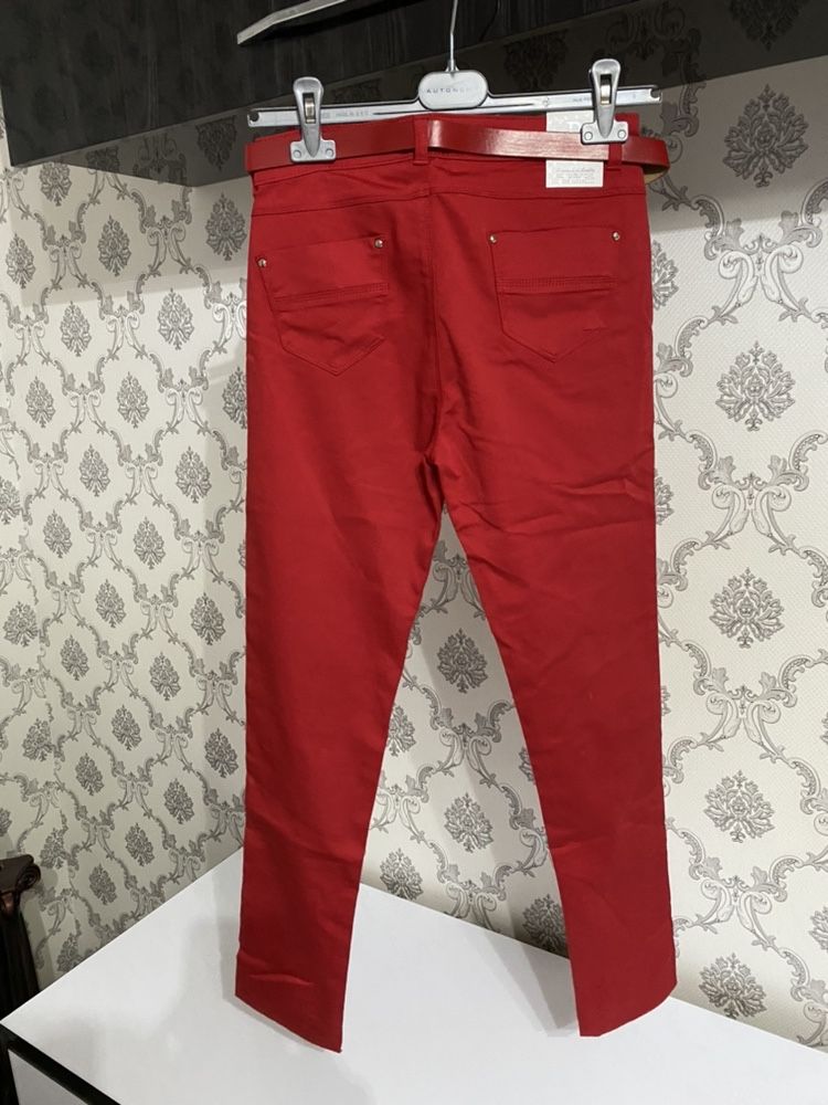 Pantaloni eleganti si blugi