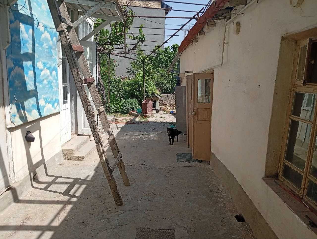 Vokzal  hududida hovli  sotiladi!