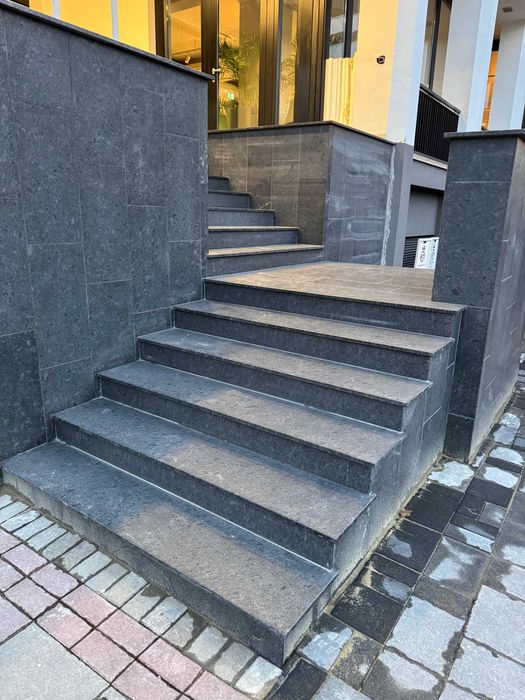 Granit gri antracit periat pentru scari exterioare