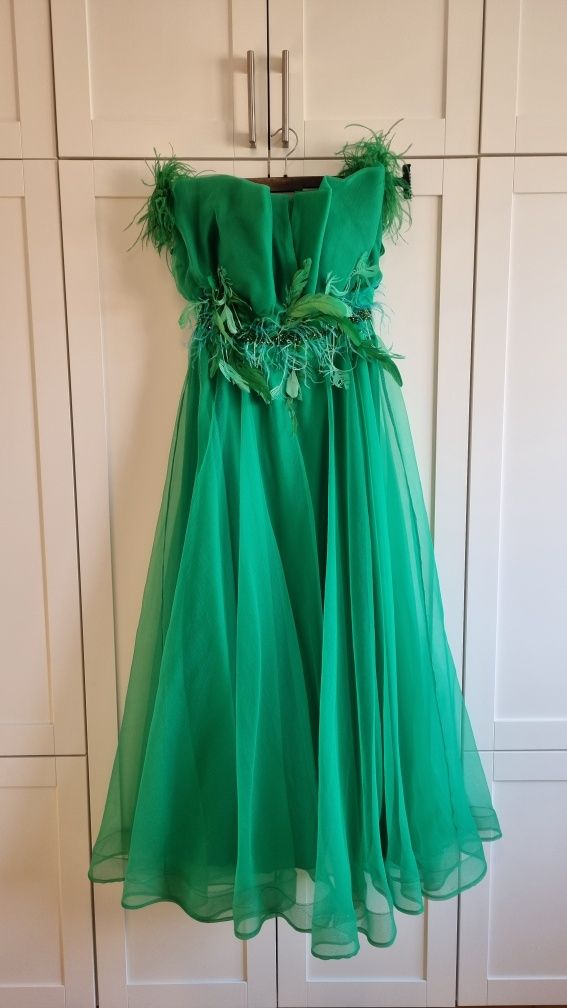 Rochie verde cu pene