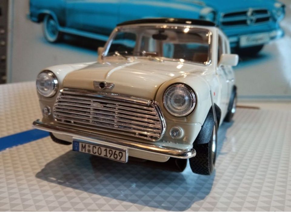Mini Cooper 1969
Scara 1:18
Bburago

Pozele reflectă realitatea. Se vi