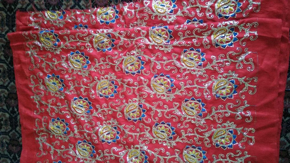 Material brodat, culoarea rosu, broderie multicolora, auriu