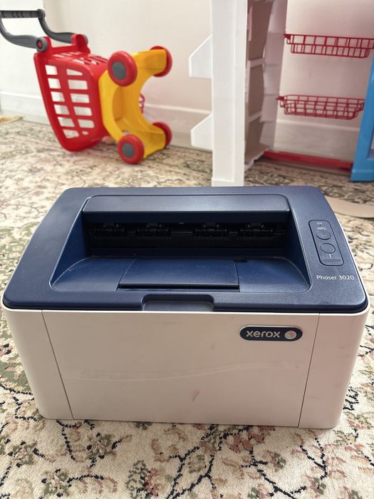 Принтер Xerox Phaser 3052 в рабочем состоянии.