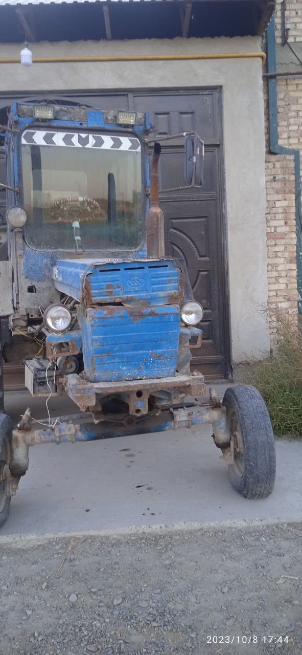 Traktor sotiladi