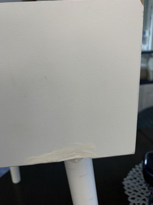 Бели нощни шкафчета