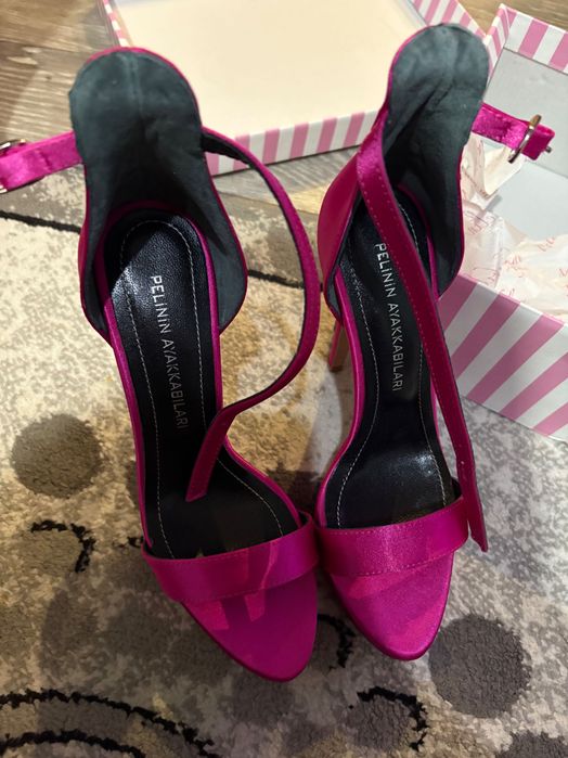 Босоножки малиновые новые