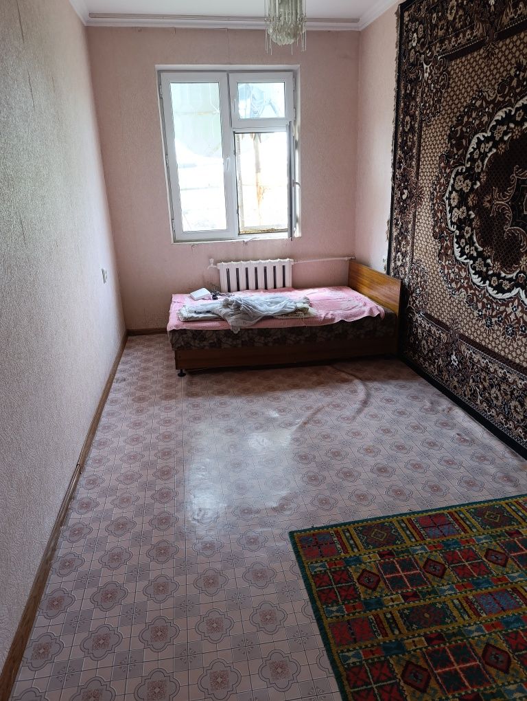 Продам 2х ком. квартиру 4/4 на массиве Феруза, ор-р 205я школа.