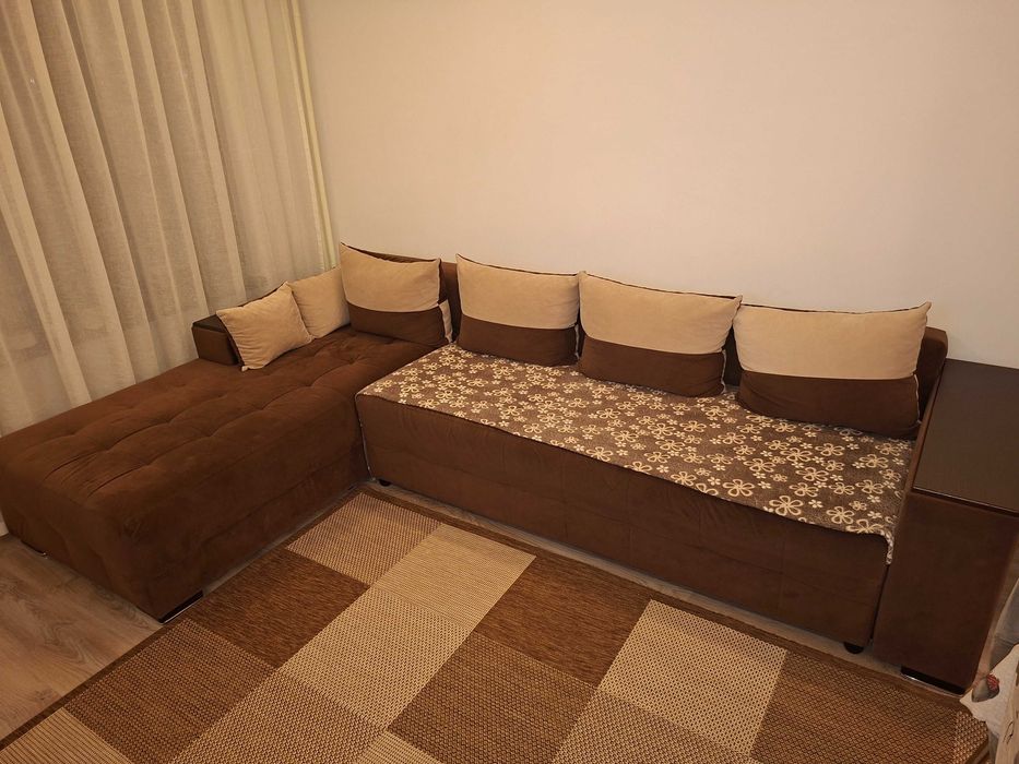 Продавам диван с много лека забележка.